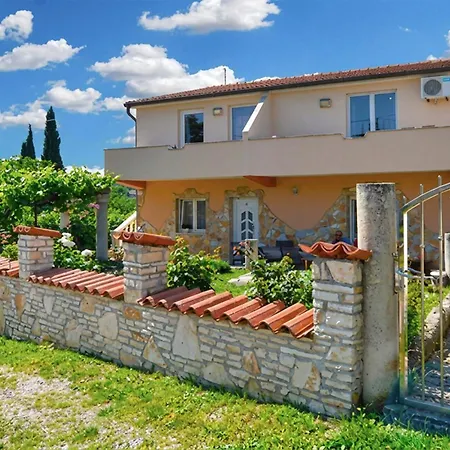 1 Bedroom Beautiful In بومير