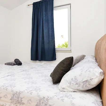 1 Bedroom Beautiful In Apartmán Pomer