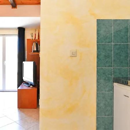 1 Bedroom Beautiful In Apartmán Pomer